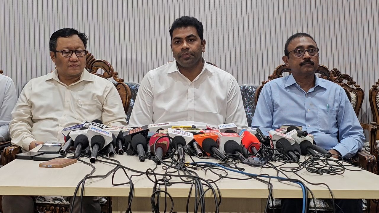சர்​வ​தேச கிரிக்​கெட் மைதானம் அமைக்​கும் பணியை நிறுத்தி வைத்​துள்​ளோம்  - அமைச்சர் ஆதவ் அர்ஜுனா தகவல்!!